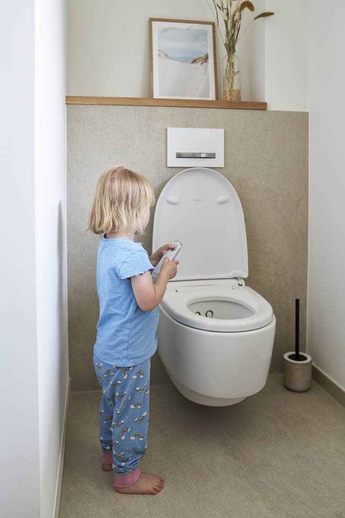 Kind mit Geberit AquaClean Mera Dusch-WC.
