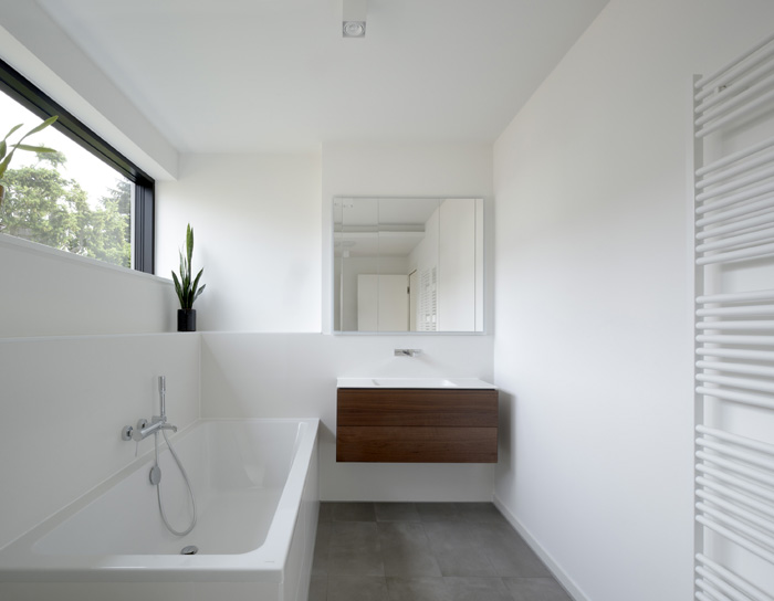Stylishes Bad von Geberit mit Waschtisch, Spiegelschrank und Badewanne