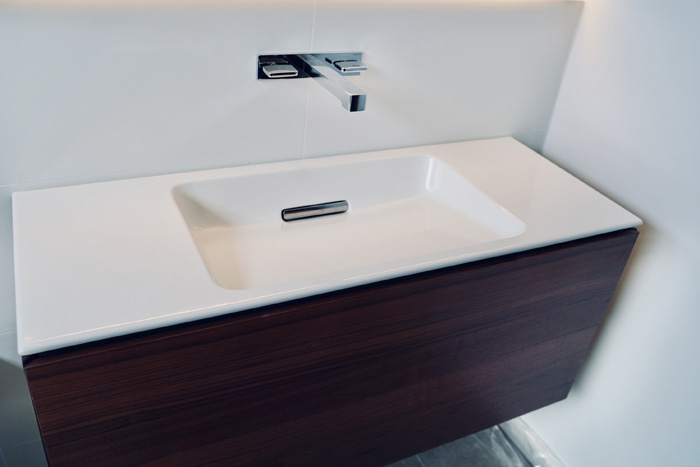Geberit ONE Waschtisch mit horizontalem Ablauf und eckiger Wandarmatur