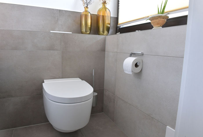 Geberit AquaClean Mera Classic in modernem Gästebad. 