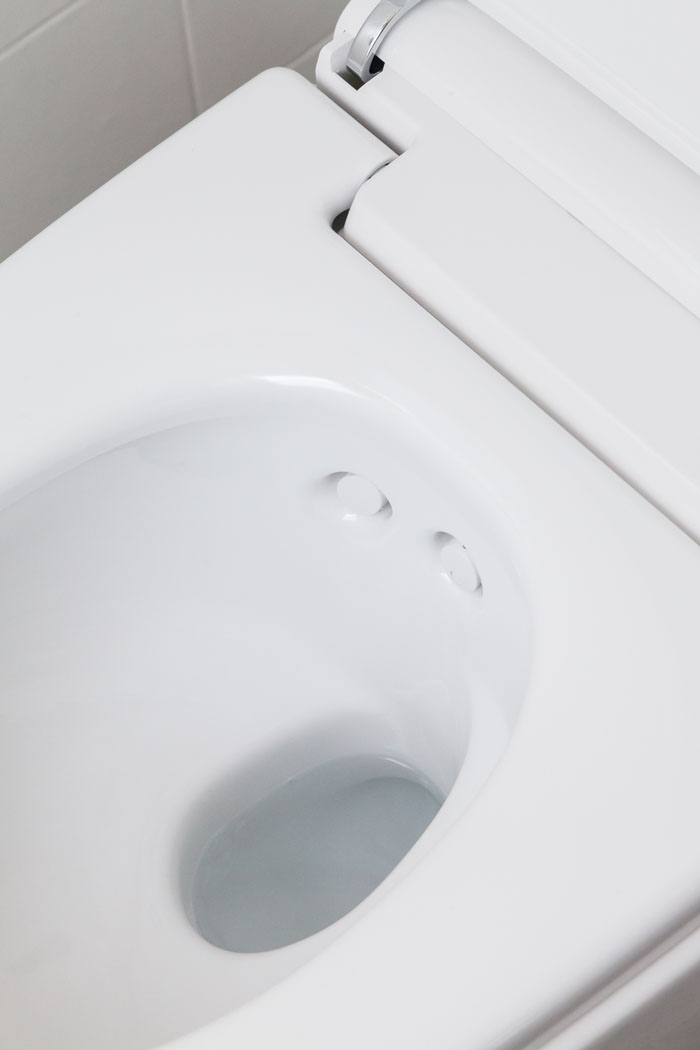 Blick in ein spülrandloses Geberit AquaClean Mera Comfort. © wohn-projekt